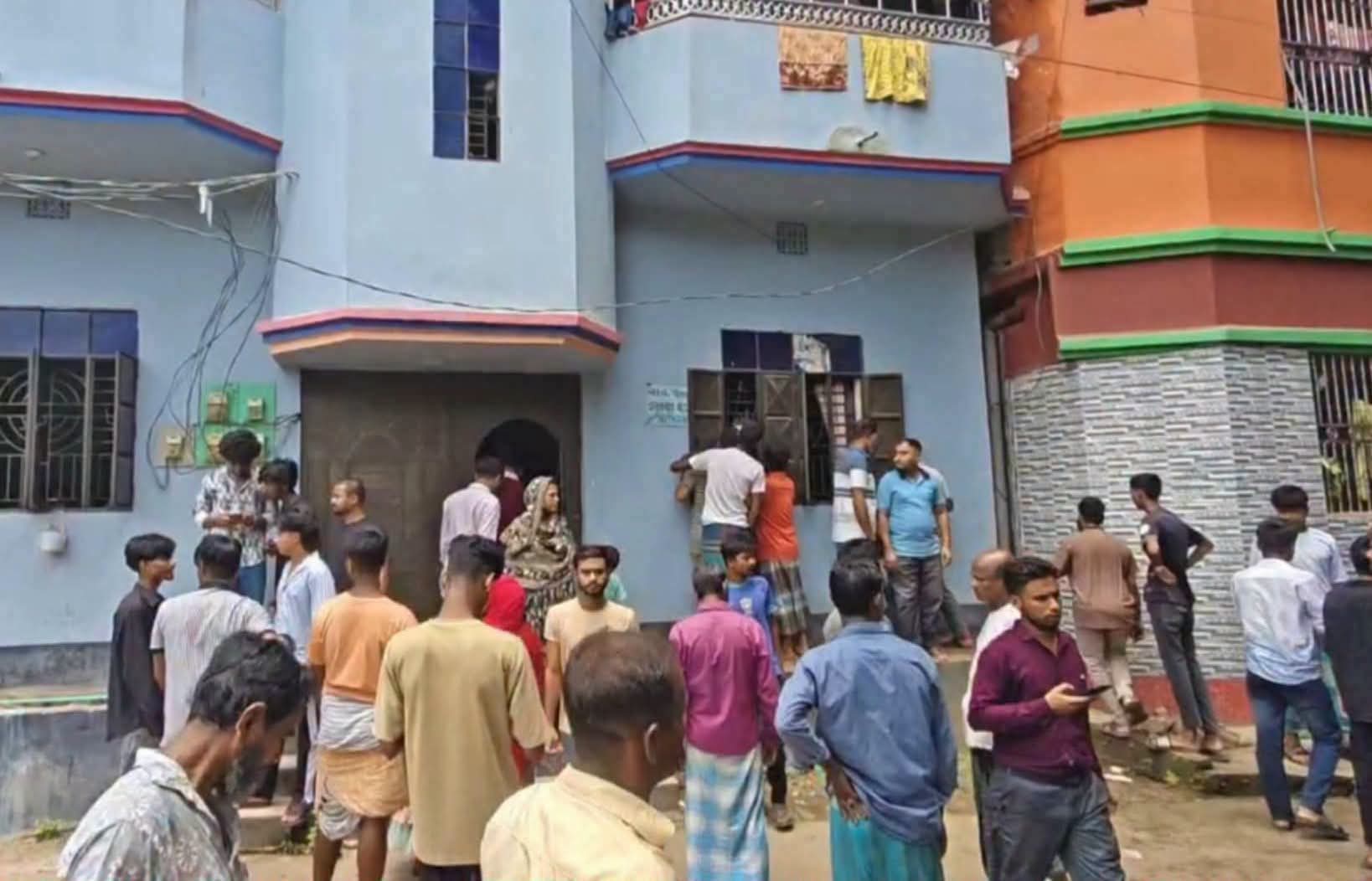 লক্ষ্মীপুরে দুই মেয়েসহ মাকে কুপিয়ে হত্যা, অভিযুক্ত ঘাতক গণপিটুনিতে নিহত